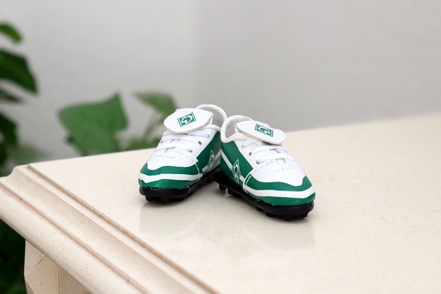 西甲第30輪皇家馬德裏2-1巴塞羅那 本澤馬克羅斯破門.